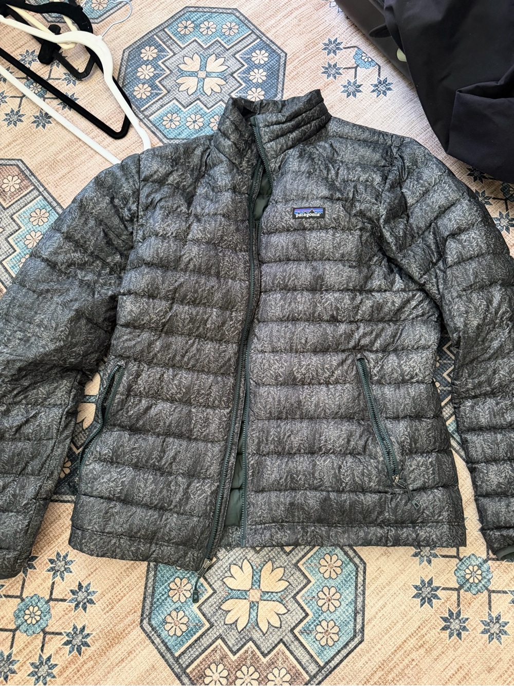 Patagonia Lightweight Down Puffer Jacket - green charcoal print